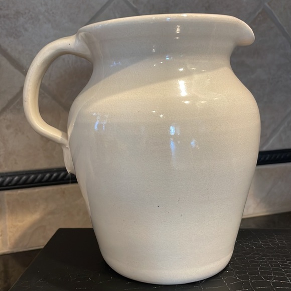 Casey Pottery signed pottery pitcher with vintage heart flowered wreath detail - Picture 2 of 10